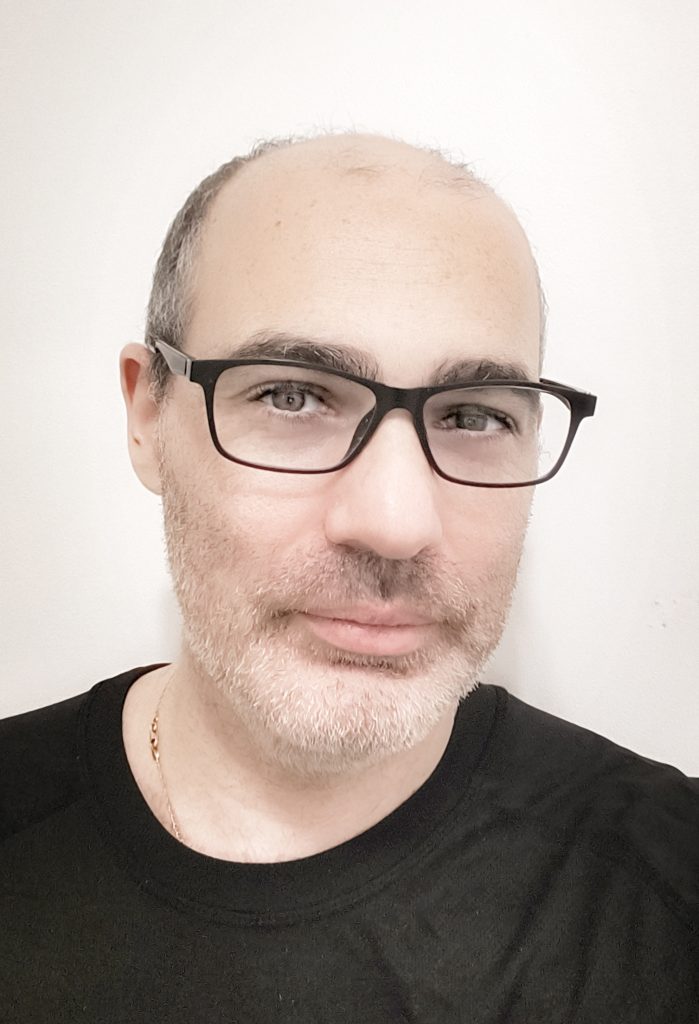 Photo portrait ostéopathe anthony aziza ostéopathe paris 19 et ostéopathe a domicile spécialisé femme enceinte et bébé nourisson